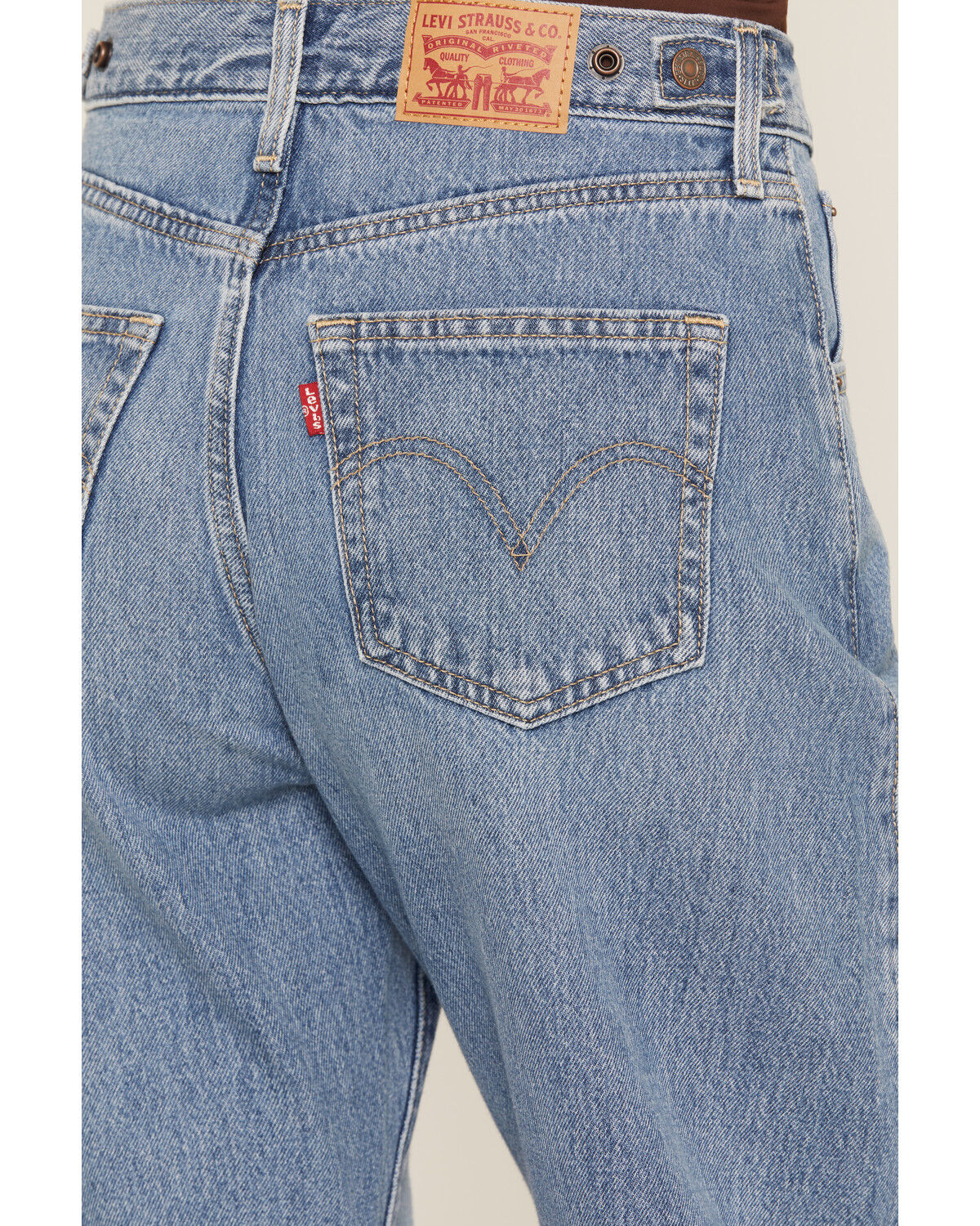 Image #4 - Levi's Women's Medium Wash High Rise Cinch Barrel Denim Jeans, Medium Wash, hi-res